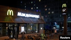 ARHIVA - Mekdonalds u Sankt Peterburgu