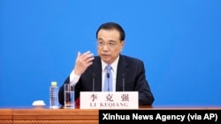 中國總理李克強在北京人大會堂全國人大會議閉幕後舉行的記者會上講話的照片，這是李克強最後一次作為總理出席一年一次的人大記者會。（2022年3月11日）