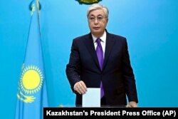 Kazakhstan President Kassym-Jomart Tokayev casts his ballot at a polling station in Astasna, Kazakhstan, Nov. 20, 2022.