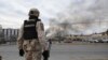 Seorang tentara Meksiko menjaga area di luar penjara di Ciudad Juarez, Meksiko, pada 1 Januari 2023, setelah kerusuhan meletup di penjara tersebut. (Foto: AP/Christian Chavez)