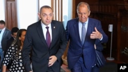 ARHIVA - Tadašnji ministar unutrašnjih poslova u Vladi Srbie Aleksandar Vulin hoda uz ministra inostranih poslova Rusije Sergeja Lavrova, u Moskvi, 22. avgusta 2022, na fotografiji ruskog MIP-a