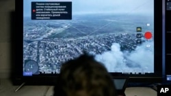 JUkrajinski vojnik prati snimak sa drona iz podzemnog komandnog centra u Bahmutu u regionu Donjecka, 25. decembra 2022. (Foto AP /Libkos)