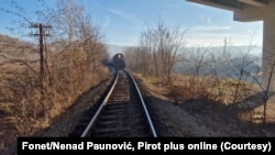 Pruga u blizini Pirota na kojoj su se prevrnuli vagoni i došlo do curenja amonijaka