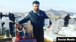 هاشم ساعدی، پدر سارینا ساعدی، بر سر مزار دخترش