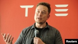 資料照- 特斯拉電動車公司創始人兼總執行官埃龍·馬斯克在一次媒體參觀活動中回答問題。