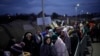Refugjatët nga Ukraina rrëfejnë tmerrin e luftës në qytetet e tyre 