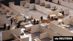 中國吉林省長春市的工人把一個體育館改建成為隔離新冠病人的臨時醫院。 （2022年3月15日）