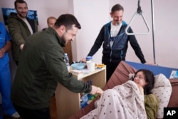 Predsednik Volodimir Zelenski posećuje ranjenu 16-godišnju Katerinu Vlasenko, izbeglicu iz Vorzelja, koja je svojim telom zaštitila svog mlađeg brata za vreme ruskog granatiranja, 17. marta 2022.
