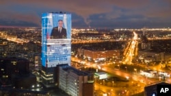 Putinovo obraćanje naciji u aprilu 2021. prenošeno je i na video bimu zgrade u Sankt Petersburgu