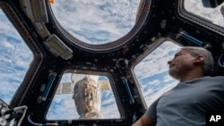 ARHIVA: Američki astronaut Mark Vande Hei gleda u Zemlju iz kupole Međunarodne svemirske stanice, dok se u pozadini vidi ruska svemirska letelica Sojuz, 4. februara 2022. Foto: NASA 