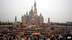資料照：上海迪斯尼樂園2016年6月16日開幕當天升空。 （美聯社圖）