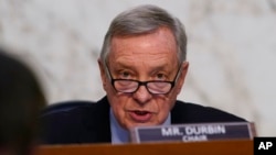 ARHIVA - Senator Dik Durbin, demokrata iz Ilinoisa, govori na kongresnom saslušanju sudije Ketandži Braun Džeksona, kandidatkinje za sudiju Vrhovnog suda, na Kapitol hilu, 22. marta 2022.