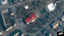 Snimak zgrade pozorišta u Marijupolju, pre bombardovanja. Vidi se da sa obe strane zgrade na ruskom jeziku piše "deca".