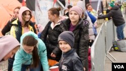 U ovom kampu na granici, izbeglice iz Harkova dobijaju kuvanu hranu, šolje čaja i kafe, kao i ćebad, odeću i igračke za decu.