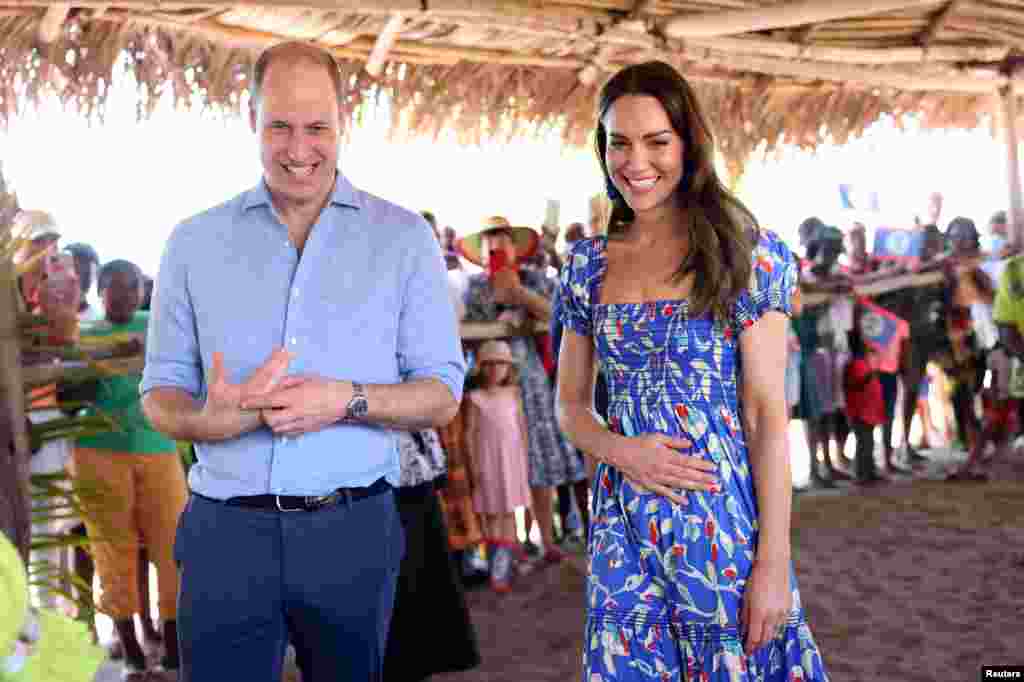 Prens William d'Anglete ak Catherine, Duches Cambridge la ri pandan yap pase tan ak abitan yon ti vilaj ki rele Hopkins nan peyi Beliz nan Karayib la, 20 Mas, 2022.