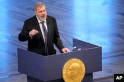 ARHIVA - Dobitnik Nobelove nagrade Dmitri Muratov, urednik Novaje Gazete, govori na ceremoniji u Oslu, 10. decembra 2021.