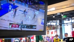 北京一家NBA商店的僱員在觀看NBA直播（2020年10月10日）
