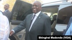 Mutungamiri weBotswana, VaMokgweetsi Masisi vachisvika pamusangano vavaita nevagari wemumusha weZwenshambe.