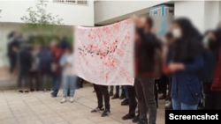 Iran Protests اعتراضات سراسری ایران، پلاکارد اعتراضی دانشجویان معترض دانشگاه علامه، شنبه ۲۱ آبان ۱۴۰۱
