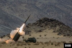 Arhiva - Raketni sistem M142 Marinskog korpusta SAD tokom vežbi u Kaliforniji, 18. maja 2014.