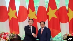 越南總理范明正（右）在河內會晤到訪的日本首相岸田文雄。 （2022年5月1日）
