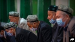 2021年4月19日政府組織的外國記者訪問期間，維吾爾人和其他信徒在中國西部新疆維吾爾自治區喀什市的伊德卡清真寺做禮拜