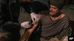 Jedan od pripadnika bataljona Azov, koji je povređen, dobija medicinsku pomoć u čeličani Azovstal u Marijupolju, 10. maj 2022.
