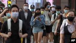 資料照片：台灣台北街頭的民眾在疫情期間戴口罩出行(2021年9月30日）