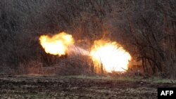 Arhiva - Ukrajinska artiljerija granatira pozicije ruskih trupa na frontu nedaleko od Lisičanska, u regionu Luganska, 12. aprila 2022.