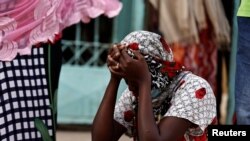 Majka bebe stare 10 dana sedi ispred bolnice u kojoj je požar usmrtio novorođene bebe, u regionalnoj bolnici u Tivavanu, Senegal, 26. maja 2022.