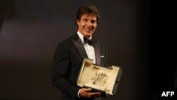 Aktor AS Tom Cruise menerima Palme d'Or d'honneur menjelang pemutaran film "Top Gun : Maverick" selama Festival Film Cannes ke-75 di Cannes, Prancis selatan, 18 Mei 2022 (foto: dok). 