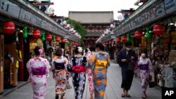 2020年7月27日，身穿傳統和服的遊客在東京淺草區行走。