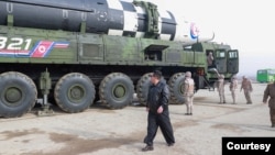 北韓官方2022年3月公佈的領導人金正恩視察一枚洲際彈道導彈的照片。