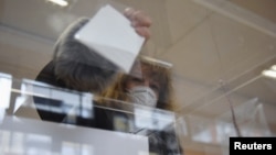 Žena glasa na izborima u Beogradu, 3. aprila 2022. (Foto: Reuters/Zorana Jevtić)