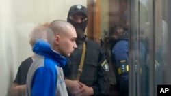 Ruski vojnik Vadim Šišimarin na sudskom pretresu u Kijevu (Foto: AP/Efrem Lukatsky)
