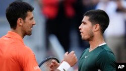 Srpski teniser Novak Đoković čestita Špancu Karlosu Alarazu na pobedi u polufinalu masters. serije u Madridu, 7. maja 2022.