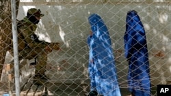 در حال حاضر کارمندان زن در وزارت‌های معارف، صحت و بخشی از وزارت داخله حکومت طالبان کار می‌کنند