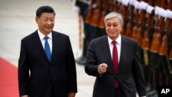 2019 年 9 月 11 日，中國國家主席習近平（左）和哈薩克斯坦總統卡瑟姆若馬爾特·托卡耶夫在北京人民大會堂舉行的歡迎儀式上檢閱儀仗隊。
