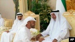 شیخ تازه درگذشته خلیفه بن ‌زاید آل ‌نهیان (راست) به همراه برادر جوانترش شیخ محمد بن‌ زاید- آرشیو