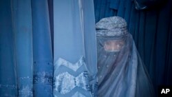 Afganistan'da Taliban kontrolündeki bir devlet yayın kuruluşu, canlı yayında bir kadın gazetecinin sesine ve görüntüsüne sansür uyguladı. 