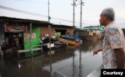 Gubernur Jawa Tengah, Ganjar Pranowo berkomunikasi dengan warga terdampak banjir rob ketika berkeliling meninjau kawasan pesisir Semarang, Senin (23/5). (Foto: Courtesy/Humas Jateng)
