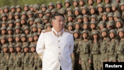 Pemimpin Korea Utara Kim Jong Un bertemu dengan pasukan yang ikut serta dalam parade militer untuk memperingati ulang tahun ke-90 berdirinya Tentara Revolusioner Rakyat Korea. (Foto: KCNA via Reuters)