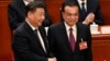 資料照片: 2023年3月11日中國國家主席習近平(左)與前總理李克強(右)握手