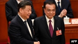 資料照片: 2023年3月11日中國國家主席習近平(左)與前總理李克強(右)握手