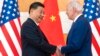 Presiden AS Joe Biden, kanan, dan Presiden China Xi Jinping berjabat tangan sebelum pertemuan di sela-sela KTT G-20, di Bali, 14 November 2022. (Foto: AP)