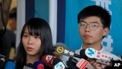 香港眾志成員黃之鋒和周庭或保釋後在地區法院外對媒體發表講話。（2019年8月30日）