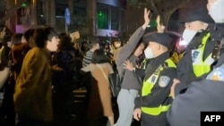 26일 상하이 거리에서 시위에 나선 주민들