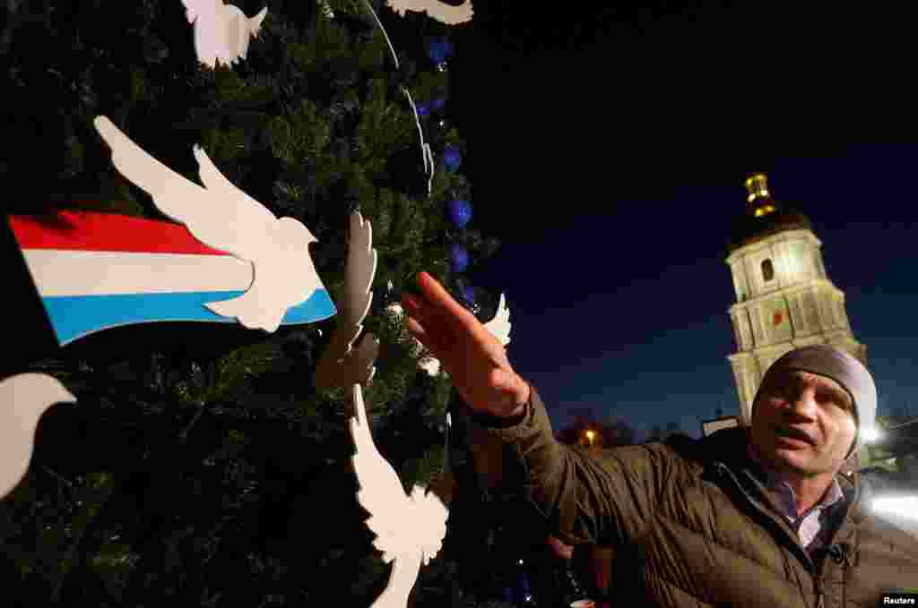 საახალწლო ნაძვის ხე. კიევი, უკრაინა. 18 დეკემბერი, 2022 წელი 