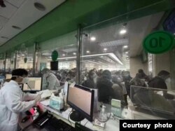北京朝陽醫院發熱門診12月10日爆滿的情況。（讀者提供）