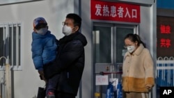 北京一家醫院的發熱門診大門前。（2022年12月10日）